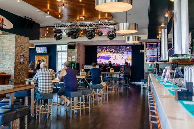 Best Sports Bars in Port Lincoln - Port Lincoln Hotel - Sharkys Sports Bar