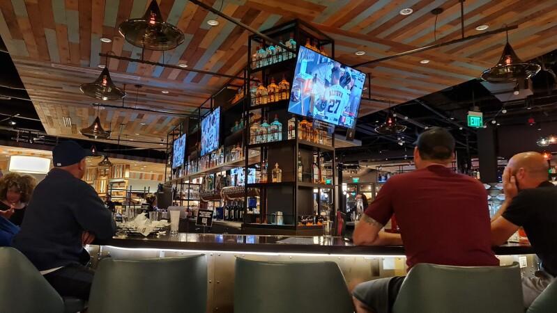 Best Sports Bars in Las Vegas - Tom's Watch Bar @ Las Vegas
