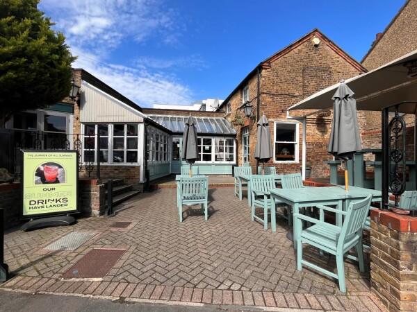Best Sports Bars in Watford - Estcourt Tavern (Watford)