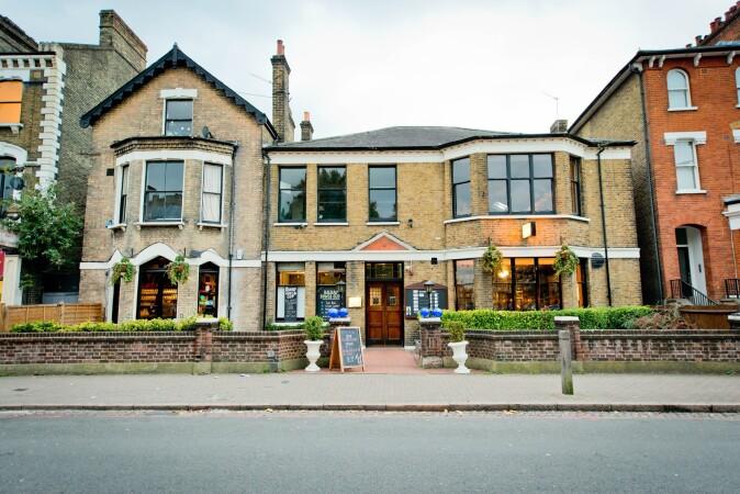 Best Sports Bars in London - Balham Bowls Club