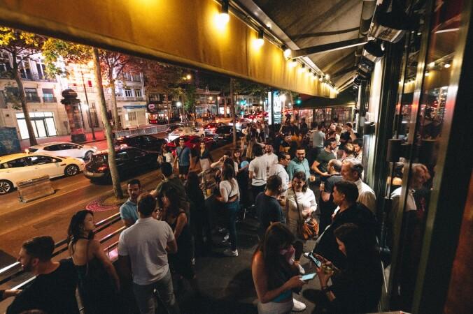 Best Sports Bars in Paris - Café Oz Grands Boulevards