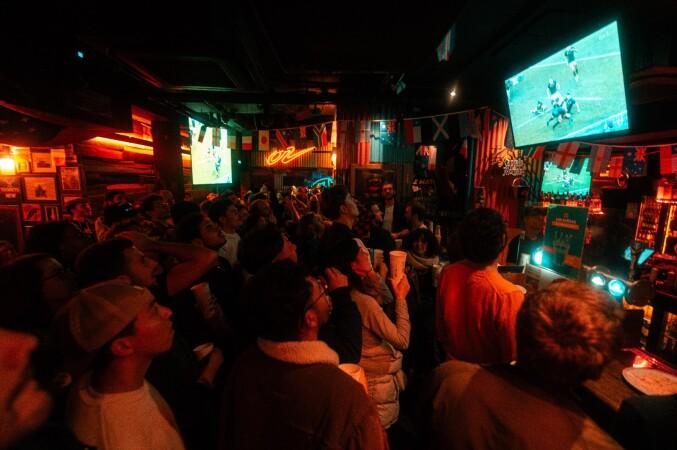 Best Sports Bars in Paris - Café Oz Grands Boulevards
